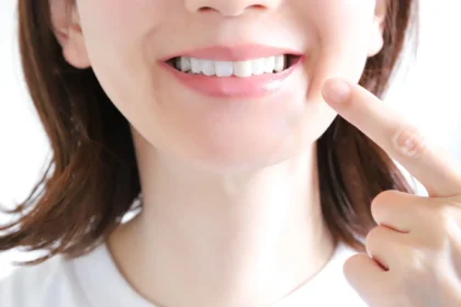 前歯のセラミック治療で笑顔を美しくするためのポイントを歯科医師が解説